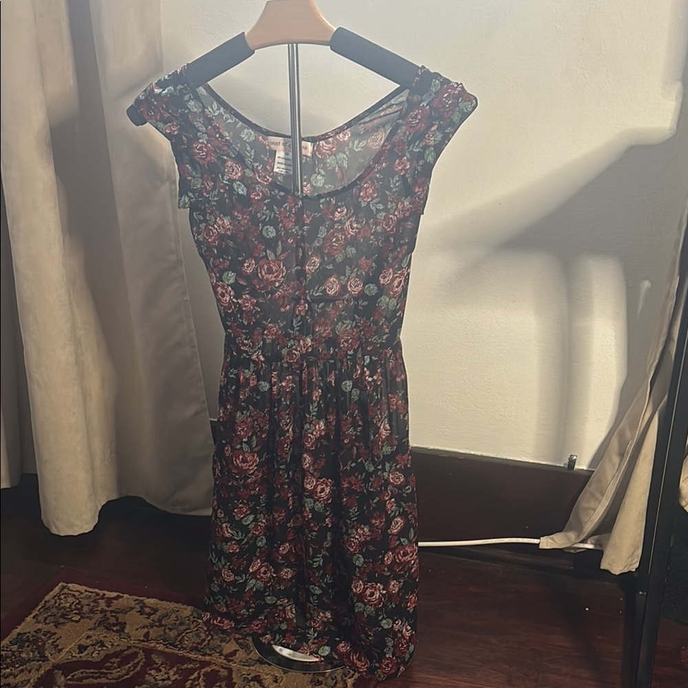 Black Midi Sundress with Flutter Sleeves and Scoop Neck for Casual Occasions